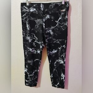 PINK Victoria's Secret Size Large Black Marble Print Capri Leggings 02/2017